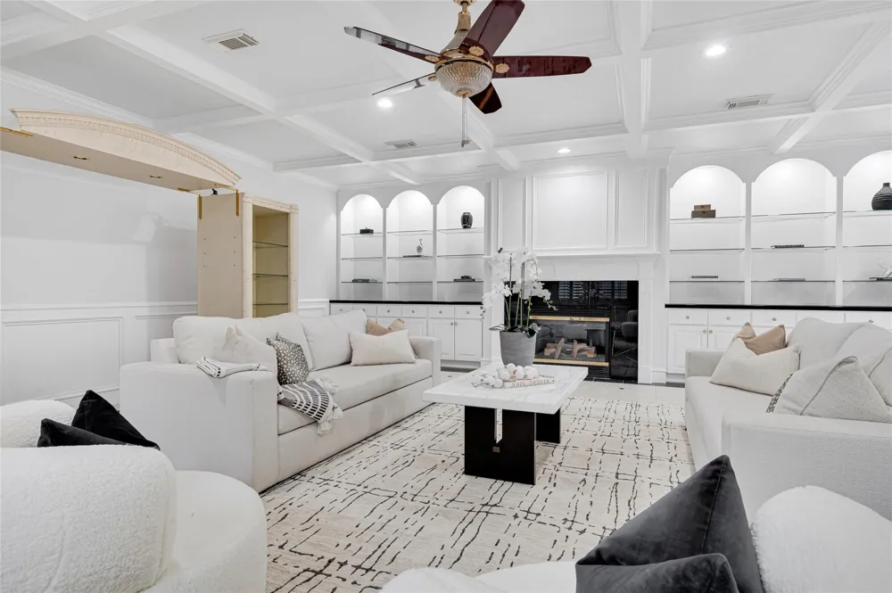 317 Avenue Of Oaks Street Houston, TX 77009
