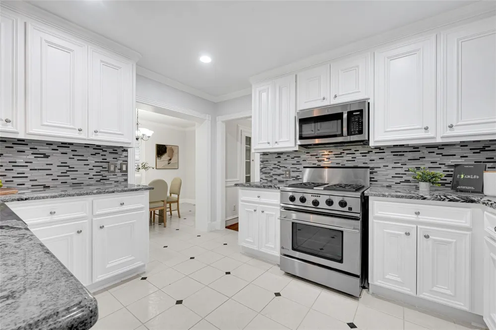 317 Avenue Of Oaks Street Houston, TX 77009