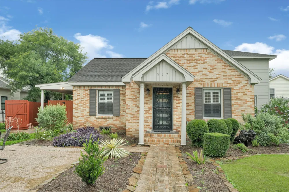 317 Avenue Of Oaks Street Houston, TX 77009