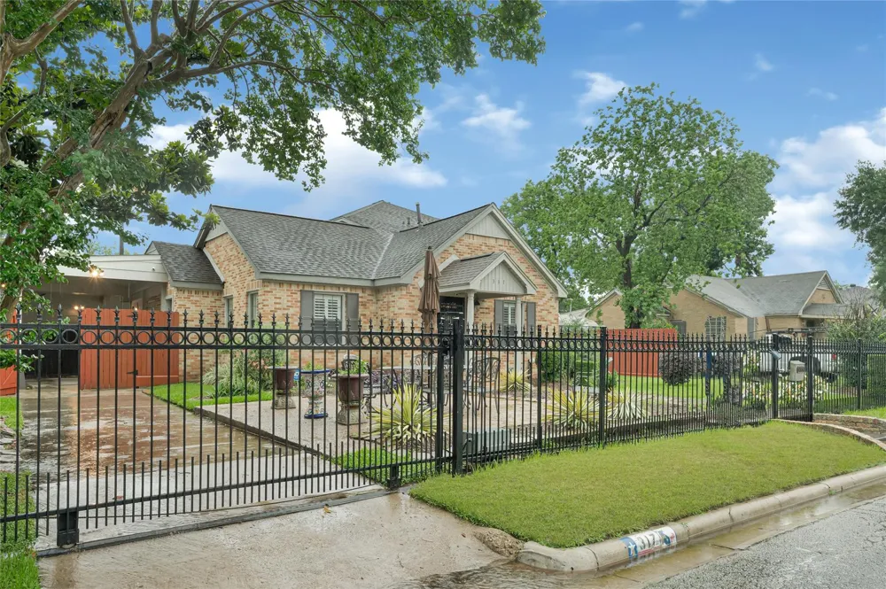 317 Avenue Of Oaks Street Houston, TX 77009
