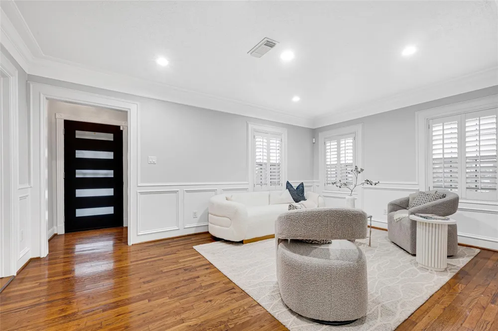317 Avenue Of Oaks Street Houston, TX 77009