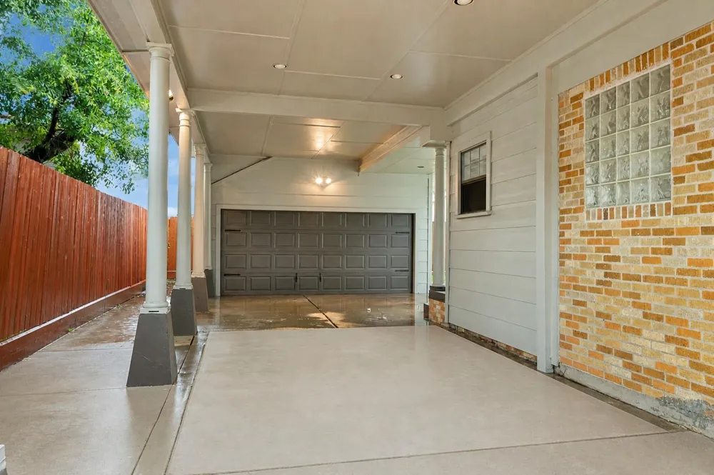 317 Avenue Of Oaks Street Houston, TX 77009