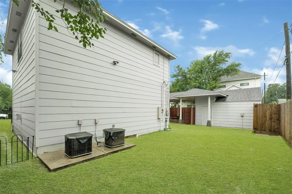 317 Avenue Of Oaks Street Houston, TX 77009