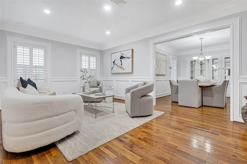 317 Avenue Of Oaks Street Houston, TX 77009
