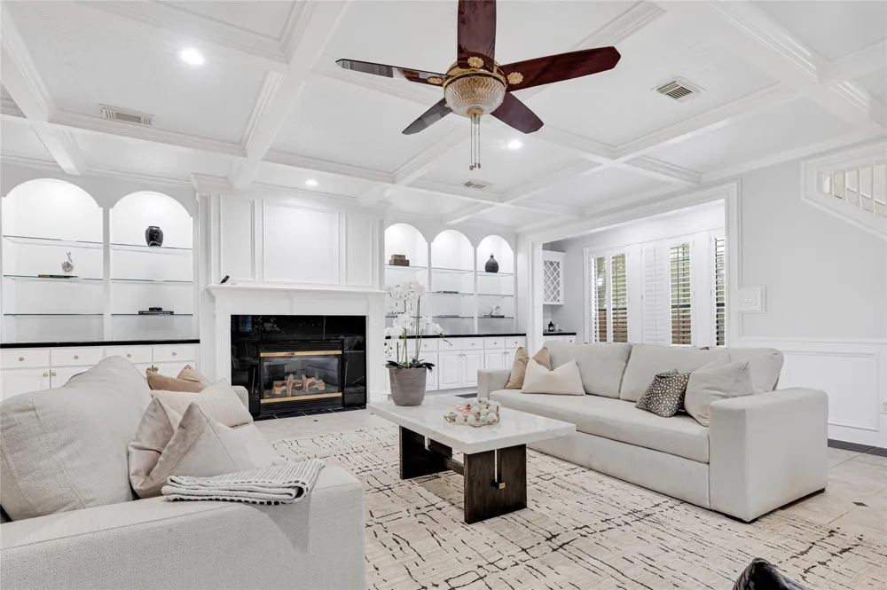 317 Avenue Of Oaks Street Houston, TX 77009