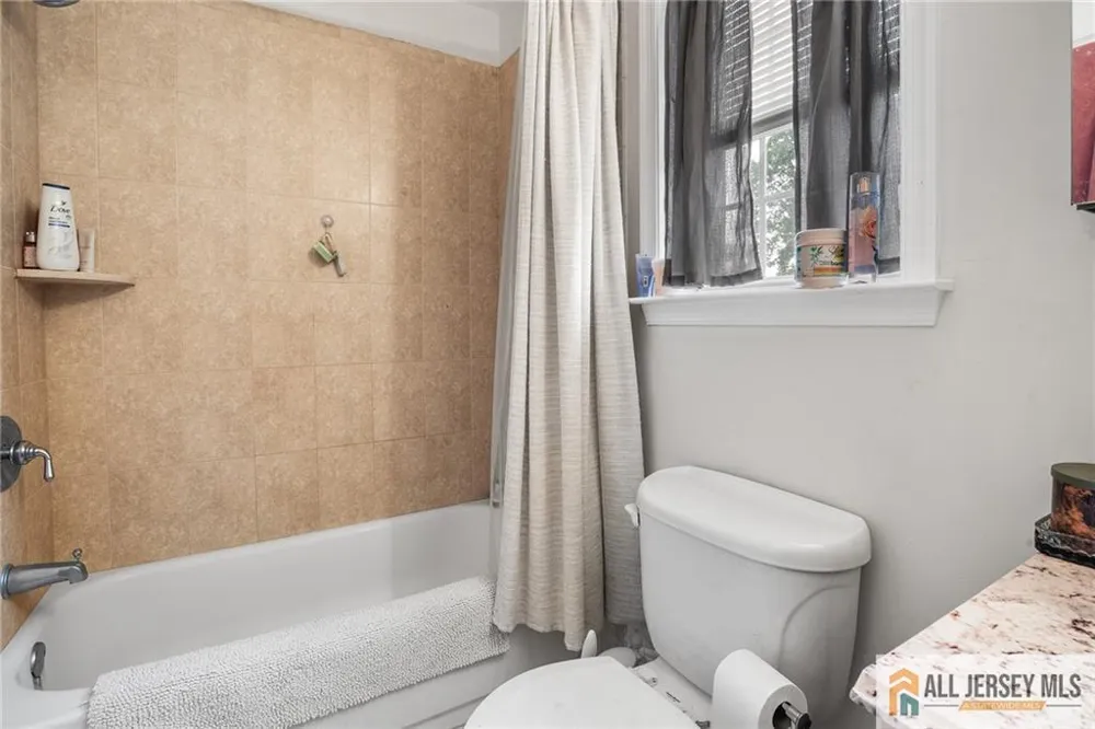 32 E Summit Avenue Sewaren, NJ 07077