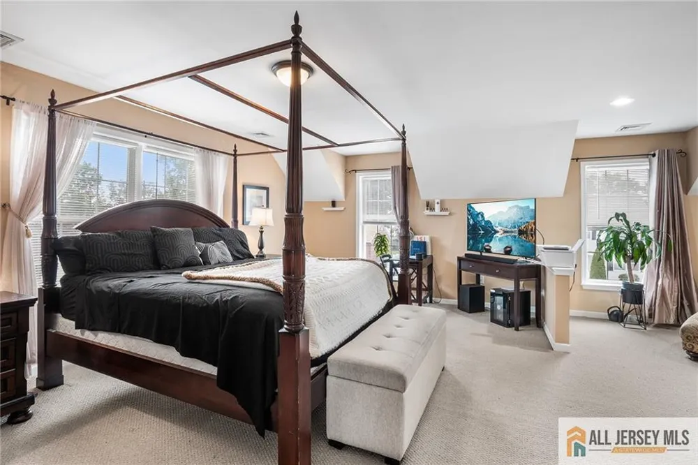 32 E Summit Avenue Sewaren, NJ 07077