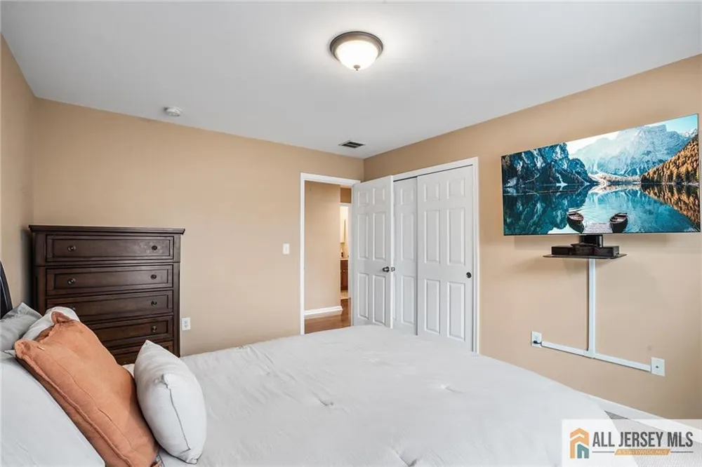 32 E Summit Avenue Sewaren, NJ 07077