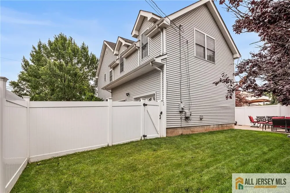 32 E Summit Avenue Sewaren, NJ 07077