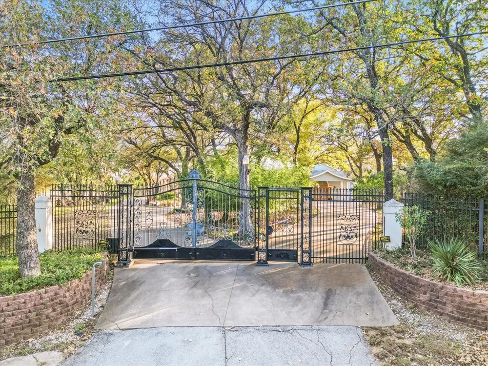 8248 Meadowbrook Drive Fort Worth, TX 76120