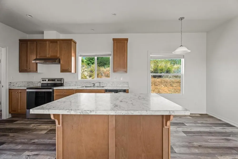 22815 Illahee Dr. Alpine, CA 91901