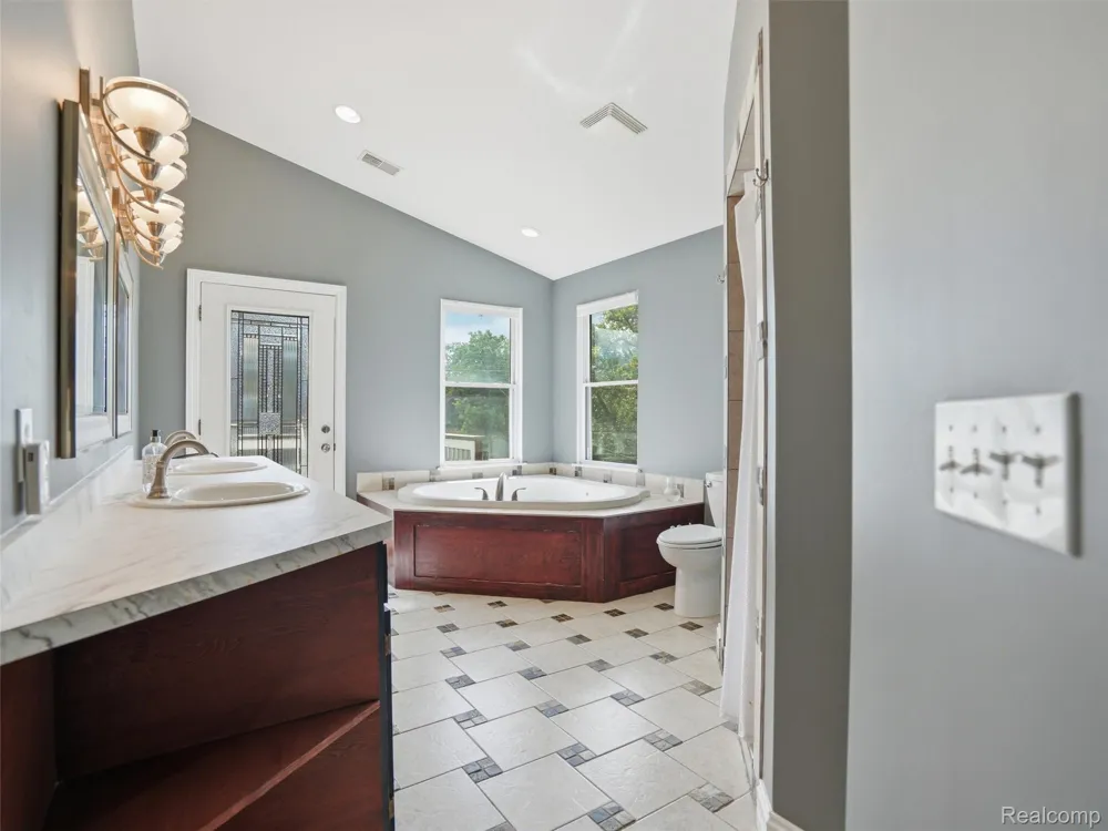 5556 Ormond Road White Lake Charter Township, MI 48383