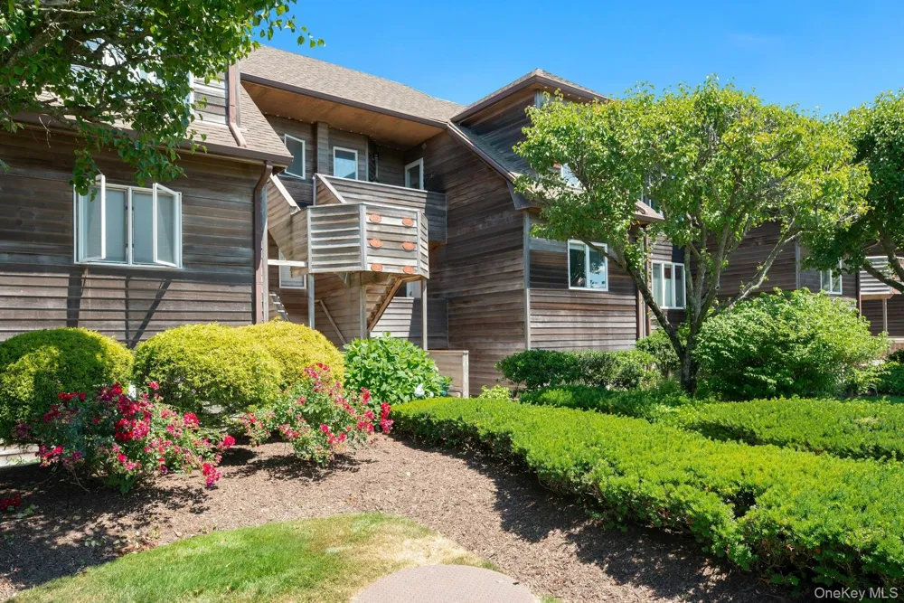 215 Fox Hill Drive Baiting Hollow, NY 11933
