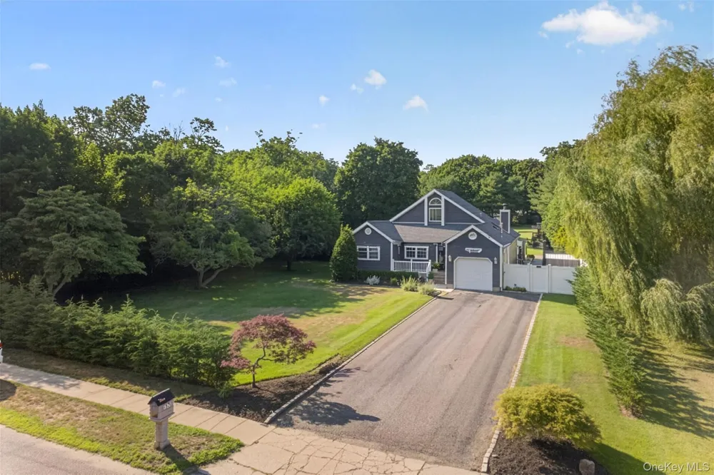 17 Woodlawn Avenue East Moriches, NY 11940