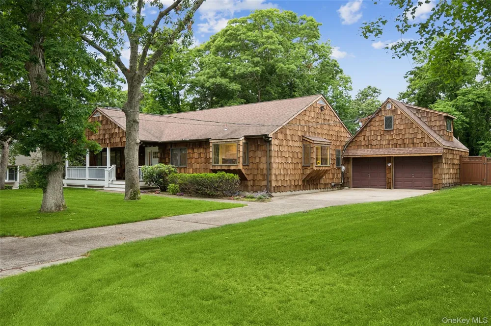 37 Fanning Avenue Hampton Bays, NY 11946