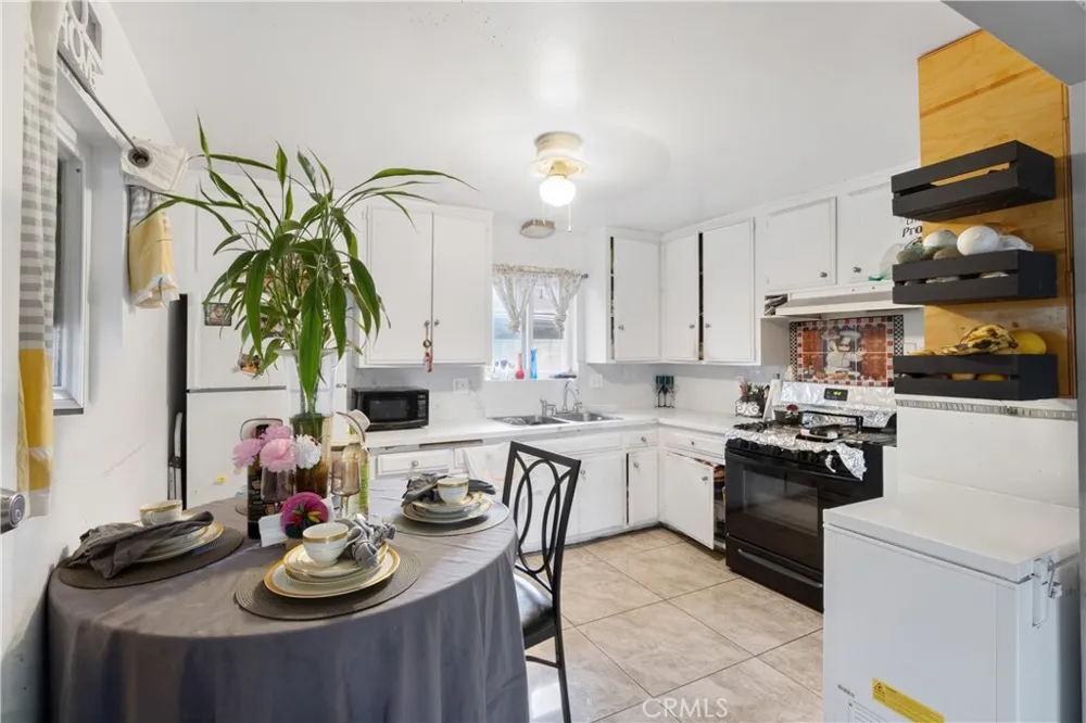 608 E Central Avenue Santa Ana, CA 92707