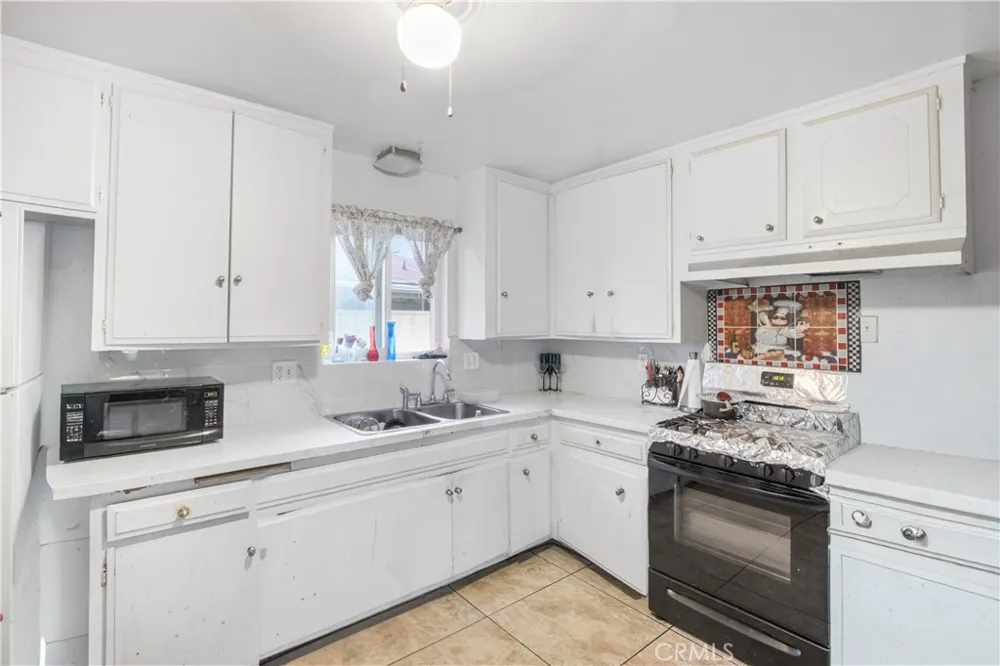608 E Central Avenue Santa Ana, CA 92707