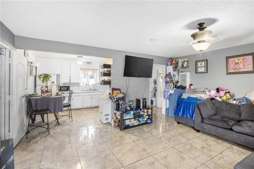 608 E Central Avenue Santa Ana, CA 92707