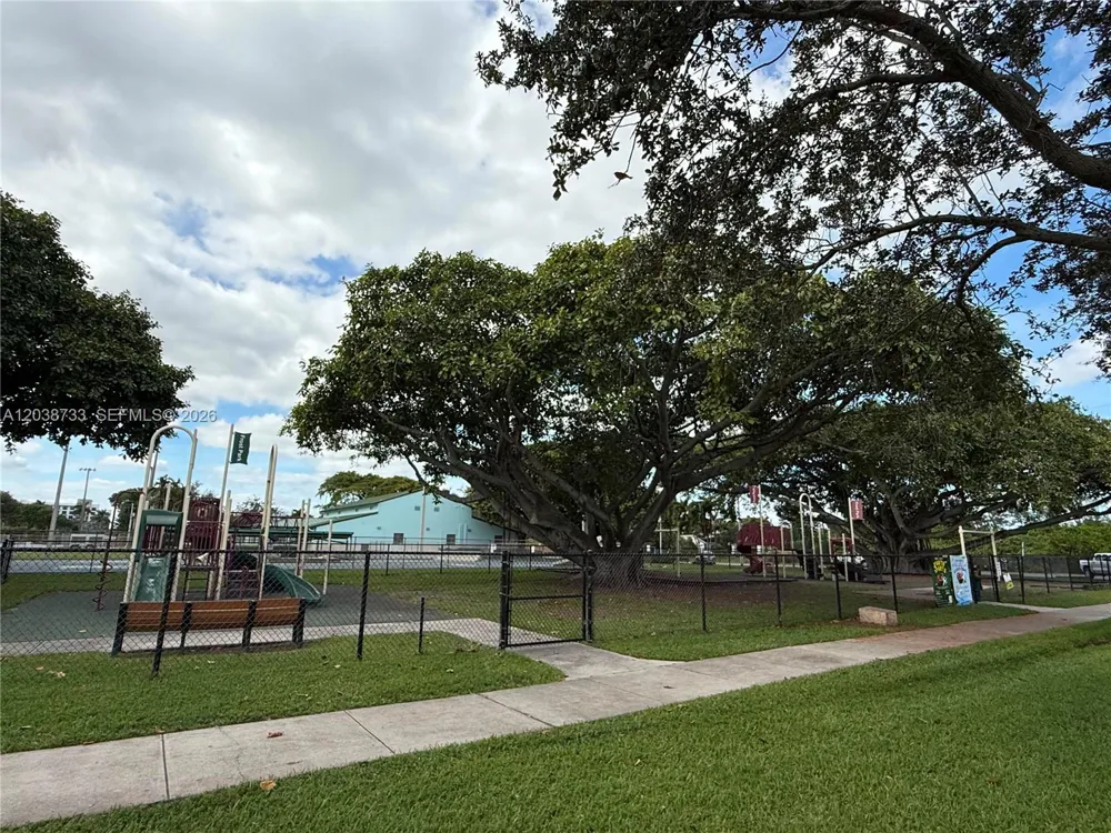 610 NE 2nd St #305 Dania Beach, FL 33004
