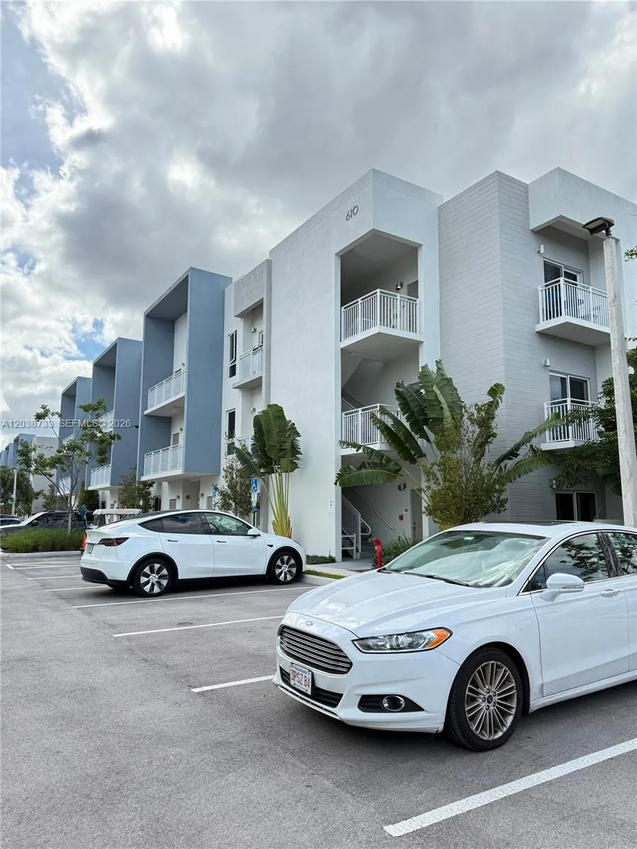 610 NE 2nd St #305 Dania Beach, FL 33004