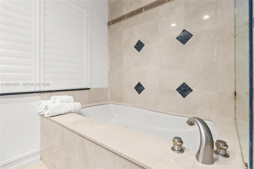 18 Eleuthera Dr Ocean Ridge, FL 33435