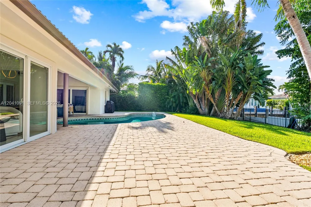 18 Eleuthera Dr Ocean Ridge, FL 33435