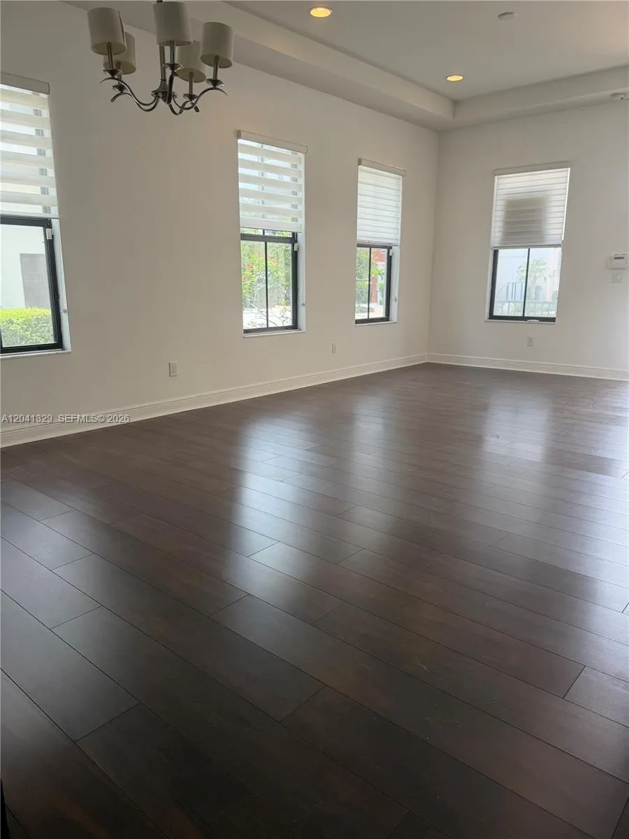 8478 NW 52nd St Doral, FL 33166