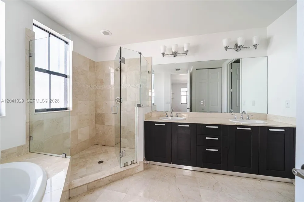 8478 NW 52nd St Doral, FL 33166