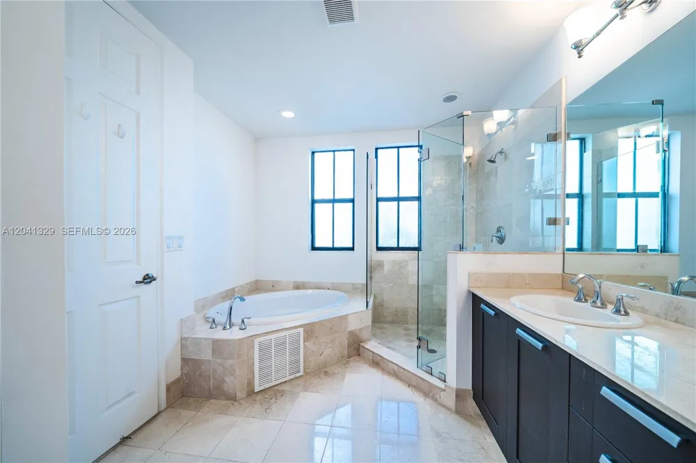 8478 NW 52nd St Doral, FL 33166