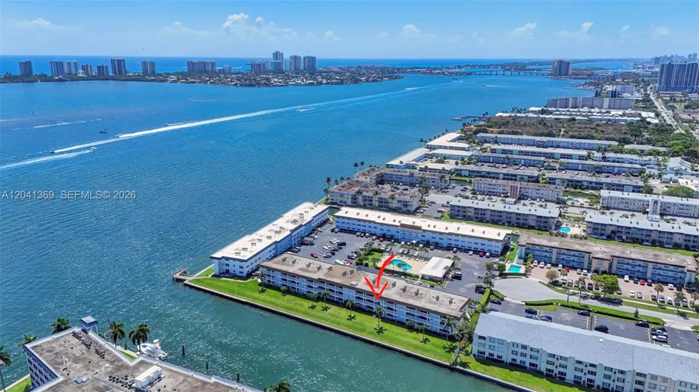 111 Shore Ct #205 North Palm Beach, FL 33408