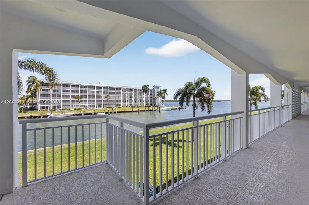 111 Shore Ct #205 North Palm Beach, FL 33408