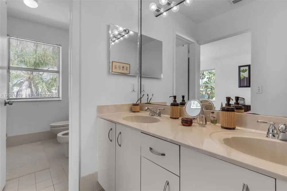 4766 SW 154th Ave Miami, FL 33185