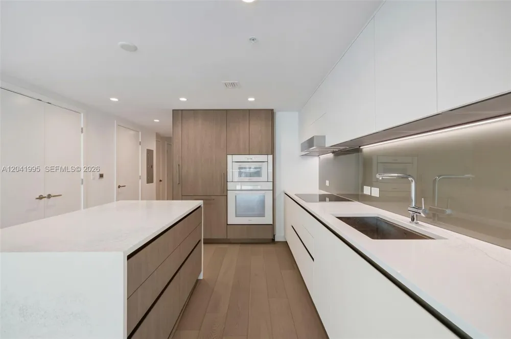 9221 E Bay Harbor Drive #210 Bay Harbor Islands, FL 33154