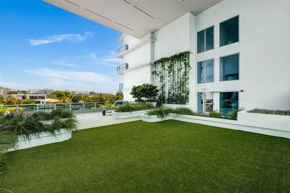 9221 E Bay Harbor Drive #210 Bay Harbor Islands, FL 33154