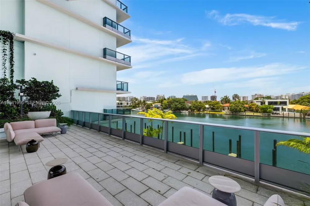 9221 E Bay Harbor Drive #210 Bay Harbor Islands, FL 33154