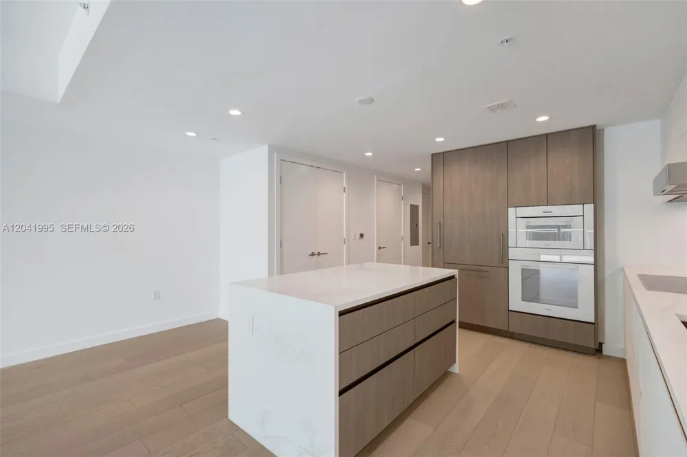 9221 E Bay Harbor Drive #210 Bay Harbor Islands, FL 33154