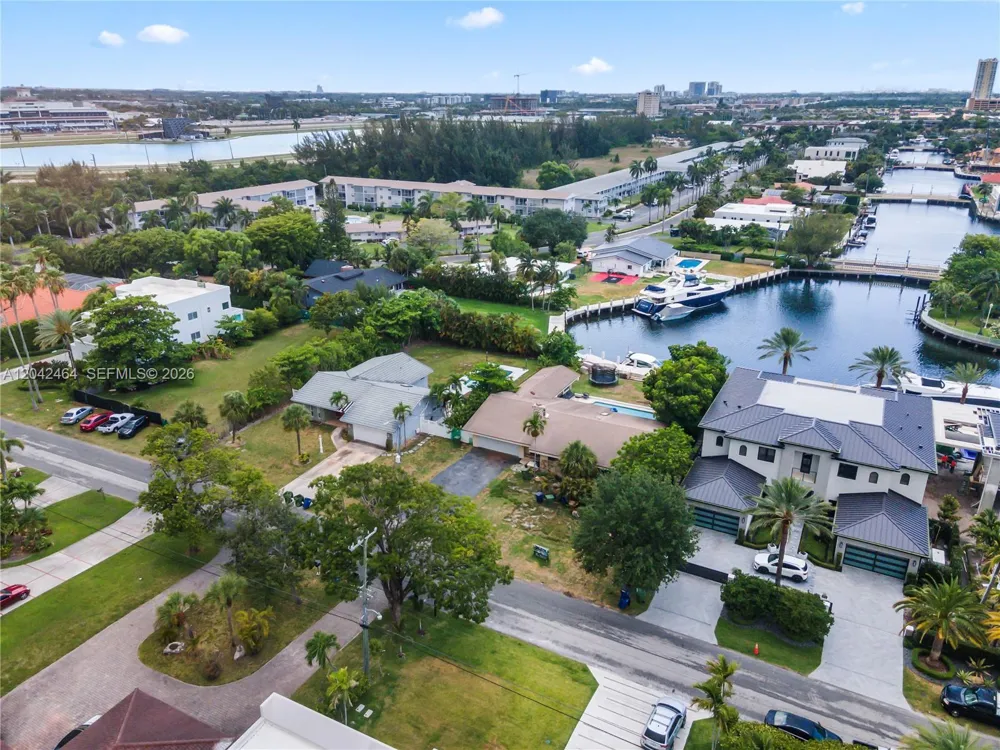 496 Holiday Dr Hallandale Beach, FL 33009