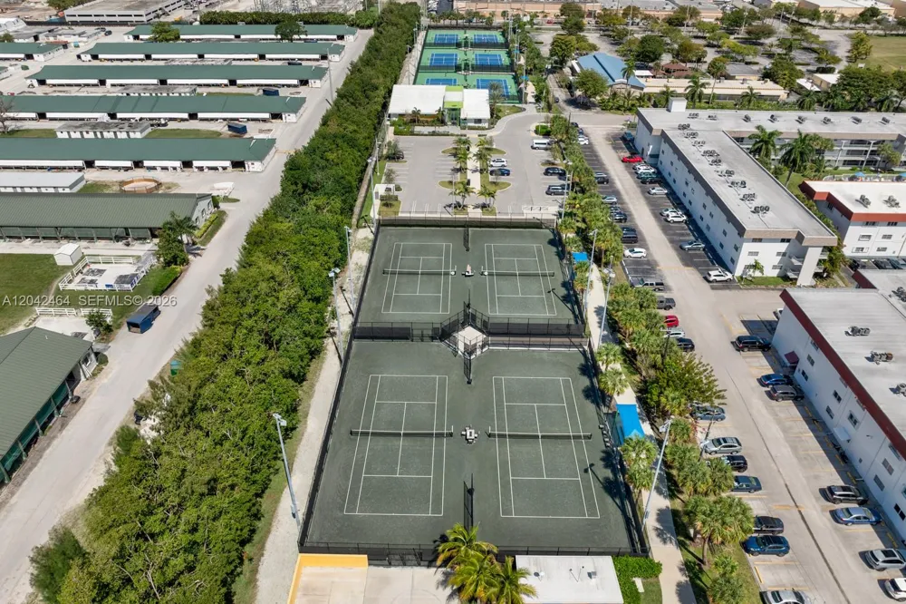 496 Holiday Dr Hallandale Beach, FL 33009