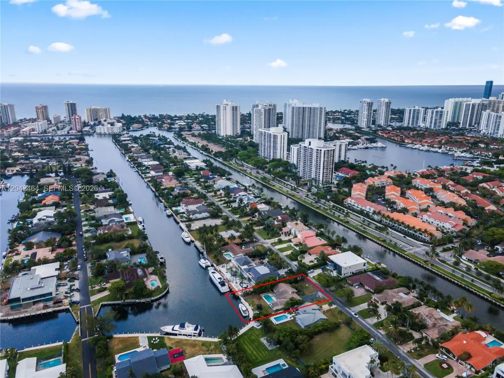 496 Holiday Dr Hallandale Beach, FL 33009