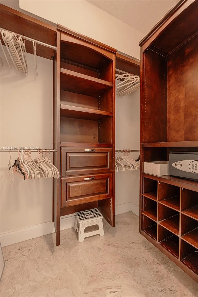 325 S BISCAYNE BLVD #4222 Miami, FL 33131