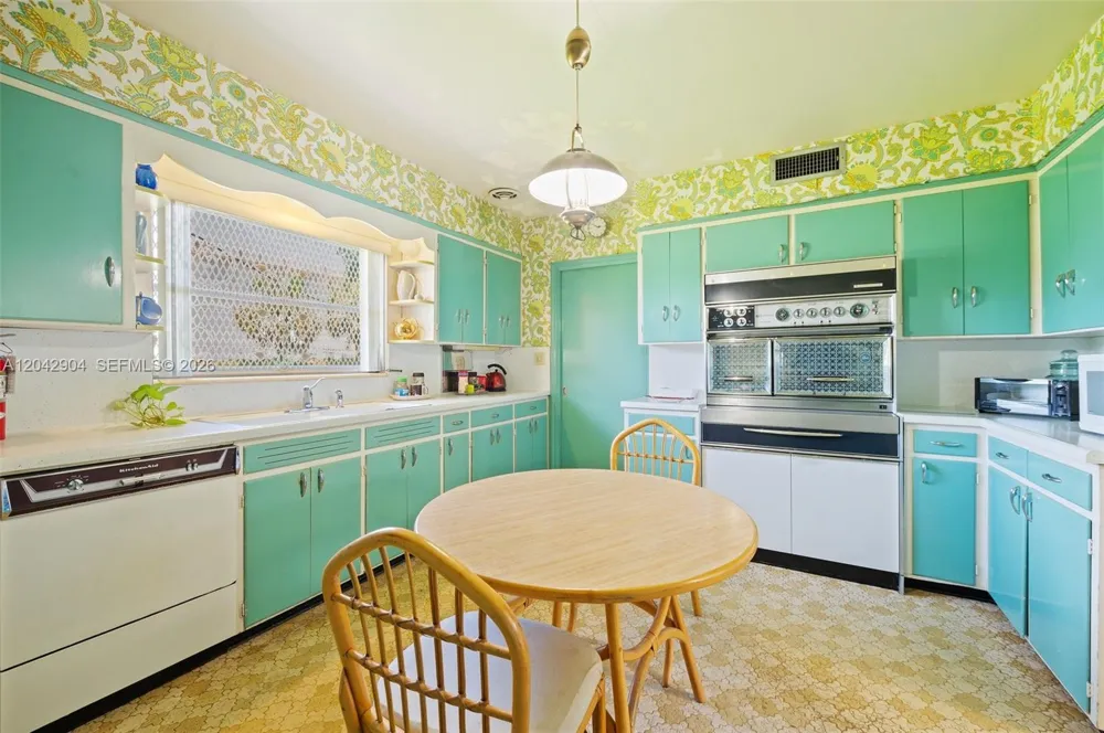 20 SW 4th St Dania Beach, FL 33004