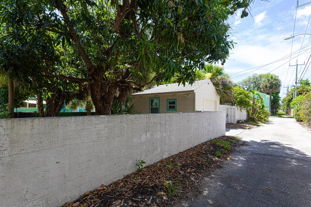 305 Lakeside Drive 