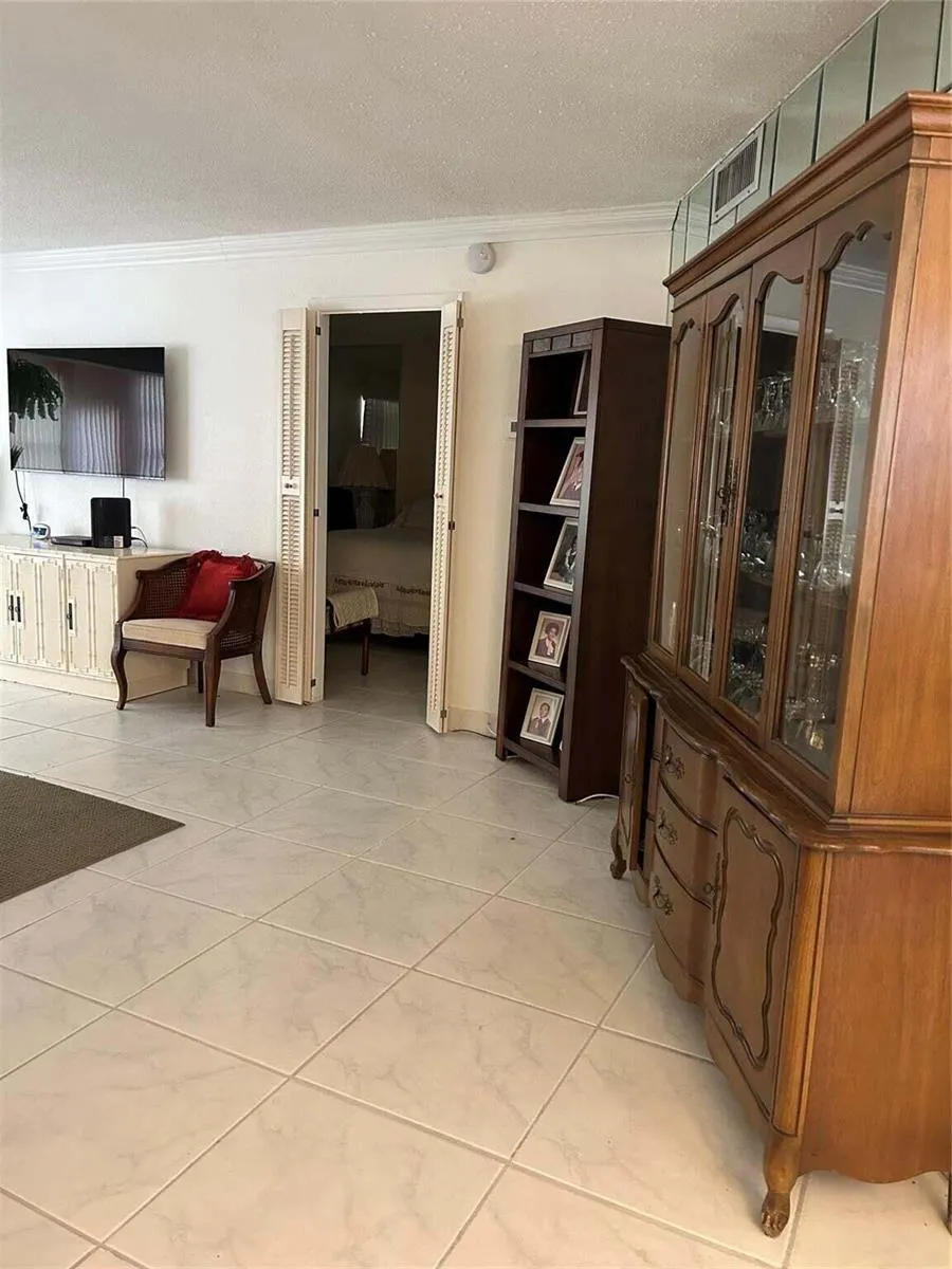 4090 NW 42nd Avenue #105 Lauderdale Lakes, FL 33319