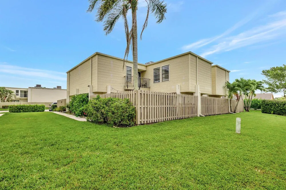 1586 Shaker Circle Wellington, FL 33414