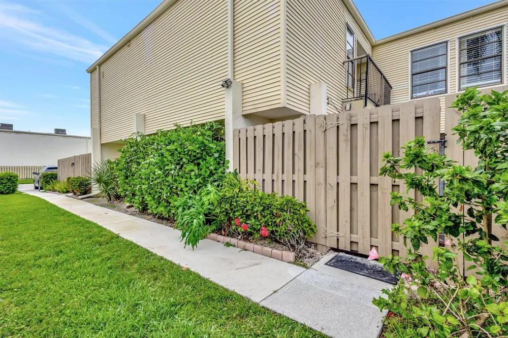 1586 Shaker Circle Wellington, FL 33414