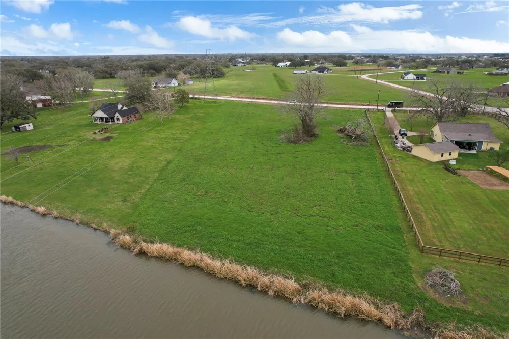 708 Winchester Trail Angleton, TX 77515