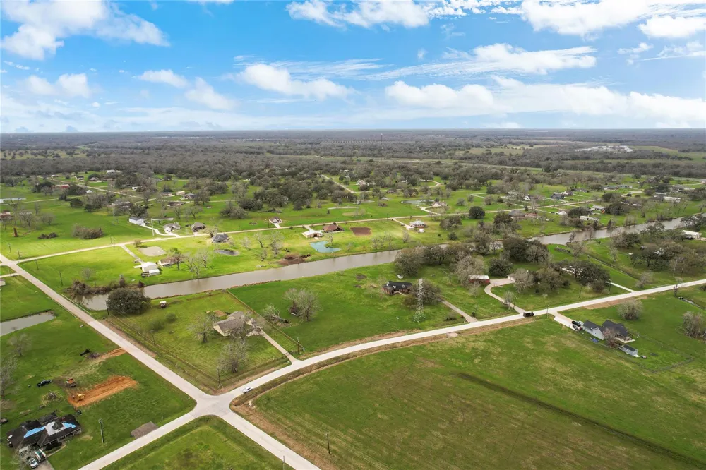 708 Winchester Trail Angleton, TX 77515