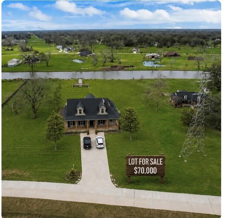 708 Winchester Trail Angleton, TX 77515