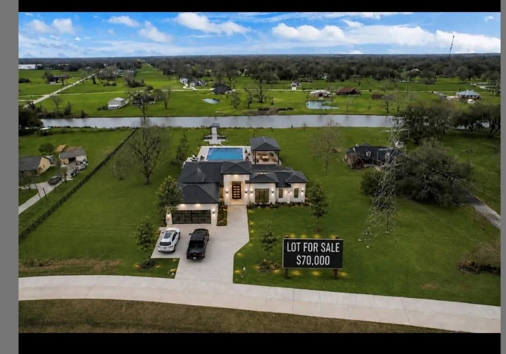708 Winchester Trail Angleton, TX 77515