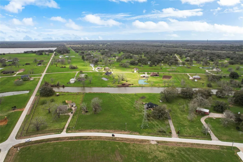 708 Winchester Trail Angleton, TX 77515